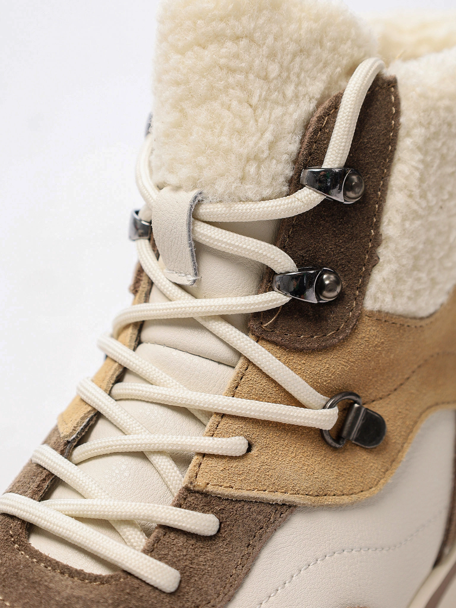 Кроссовки комбинированные в стиле колор-блок на низкой подошве